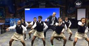 Este professor simplesmente arrasou dançando black com seus alunos