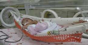 Hospital humaniza tratamento de bebês prematuros em redes de balanço