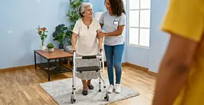 Vagas de cuidador de idosos explodiram em 10 anos e salário chega a R$ 2.395