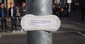 Alemã distribui por locais públicos absorventes com mensagens feministas