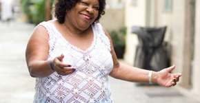 Tia Surica celebra aniversário com feijoada e roda de samba