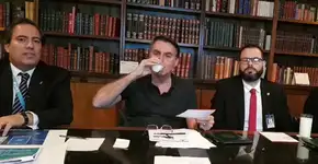 Bolsonaro toma leite em live enquanto milhares morrem de coronavírus