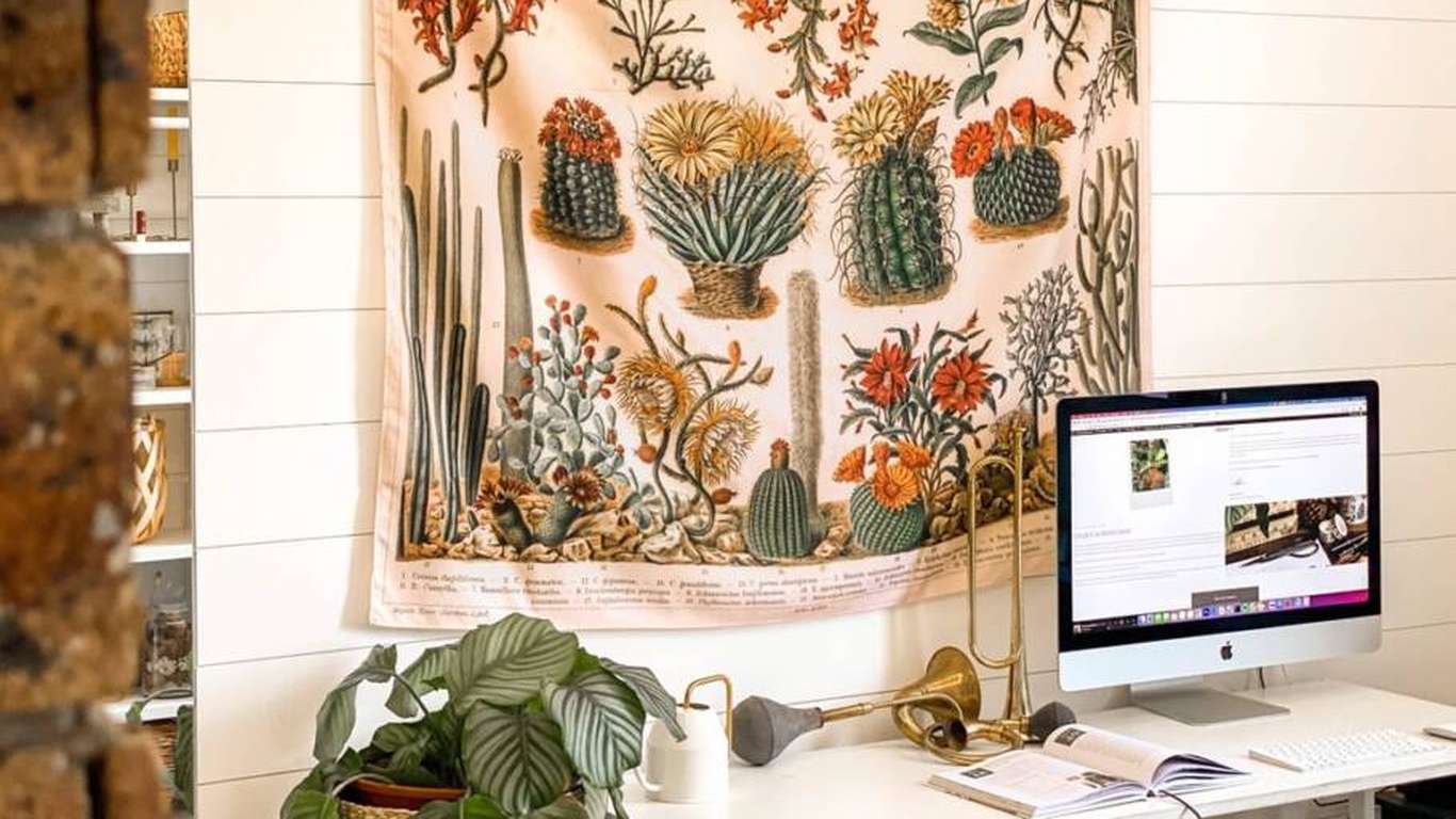 Dora Queen cria utilitários e objetos de decoração inspirados no universo botânico de enciclopédias antigas