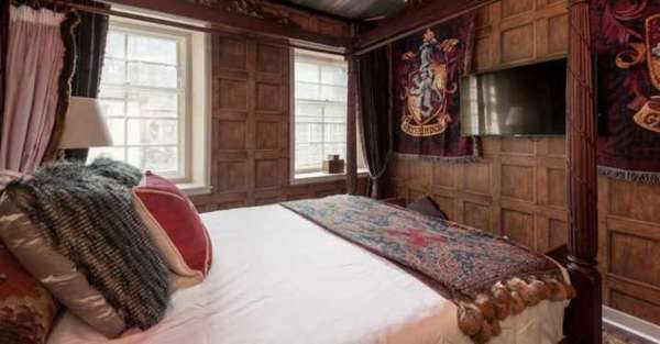 O quarto principal é inspirado no dormitório da casa Grifinória