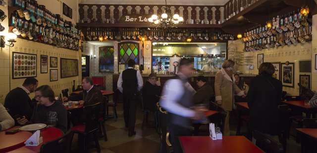 Bar Léo completa 85 anos e transforma a rua em festa com chorinho, chope e parceria entre bares