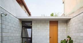 Arquitetos transformam casa com risco de desabamento em SP