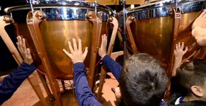 Crianças surdas se emocionam ao ‘sentir’ sons de orquestra