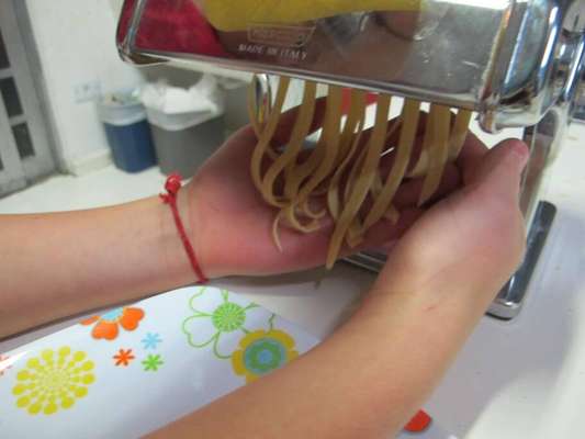 Sesc Vila Mariana recebe a gastrônoma Adriana Vernacci para realizar a oficina de Macarrão Caseiro com Pesto Brasileiro