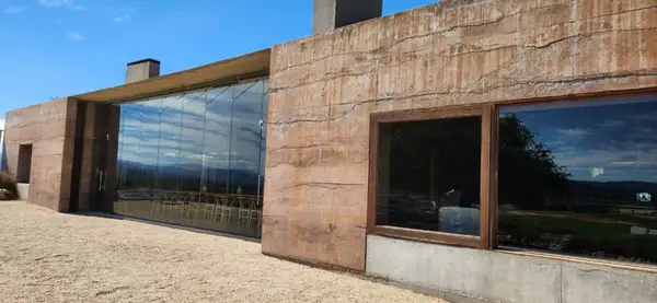 Interior da Casa Mirador, espaço mais intimista da vinícola