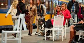 Conheça as intervenções urbanas do artista Guto Lacaz