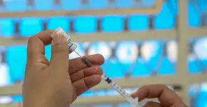 Bebê recebe vacina da covid por engano e vai parar em hospital