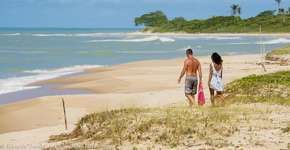 Essa praia secreta conta com piscinas naturais e beleza única no Brasil