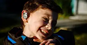 Mãe customiza aparelho auditivo de filho com super-heróis