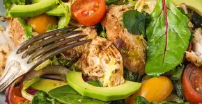 Salada de frango com avocado, uma opção fácil de fazer, refrescante e nutritiva