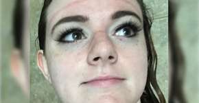 Jovem viraliza com truque para não estragar a maquiagem no banho