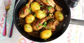 Frango com batata na frigideira bem coradinhos