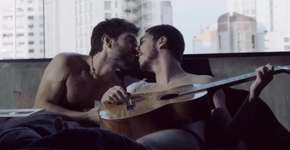 Ator de Verdades Secretas lamenta ataques por cenas de sexo gay