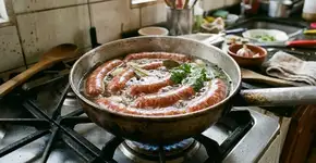 Despeja um pouco de vinagre na água do cozimento da linguiça e impeça que elas estourem