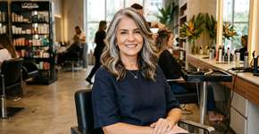 Por que cada vez mais pessoas estão deixando de pintar ou cobrir os cabelos brancos? O segredo é “misturar os cabelos brancos”