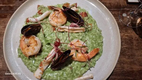 Risoto frutti di mare, espinafre, tomate cereja, lula, camarão e mexilhão