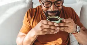 Perda de olfato pode ter relação com Parkinson; conheça outros sintomas incomuns