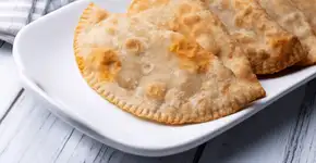 Sem óleo, sequinho e crocante: você precisa conhecer esse pastel delicioso na air fryer