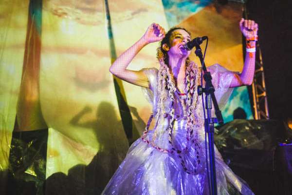 Luiza Lian apresentando 