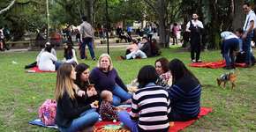 Intervenção propõe que desconhecidos compartilhem toalha para sentar e conversar