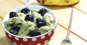 Para refrescar o verão de forma saudável: sorvete de banana com matchá