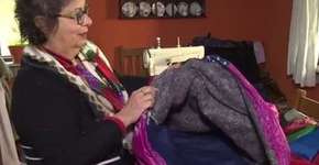 Guarda-chuvas quebrados viram sacos de dormir para sem-teto