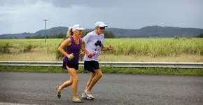 Sobrevivente de câncer: mulher corre uma maratona por dia durante um ano