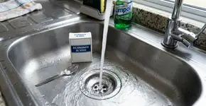 Você tem esse ingrediente em casa, e os encanadores usam ele para desentupir qualquer pia em 30 segundos