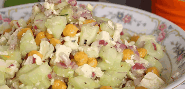 Receita fácil para o almoço: faça uma salada cremosa e refrescante