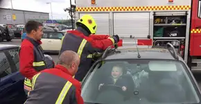 Garoto se diverte enquanto bombeiros tentam salvá-lo