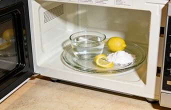Secondary news: O truque do copo com limão que derrete a gordura do microondas