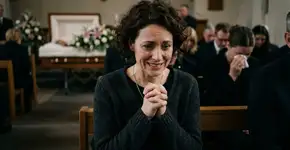 O que significa rir em momentos sérios, segundo a psicologia