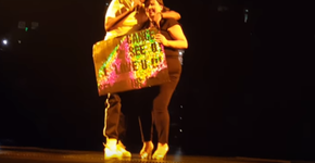 Jay-Z interrompe show e abraça fã que venceu câncer duas vezes