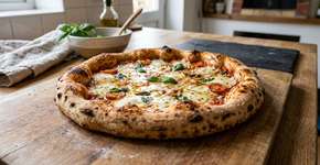 Luciano Ufer, pizzaiolo: “Para garantir que a pizza caseira fique boa, é preciso preparar a massa com antecedência e deixá-la fermentar no frio por horas.”