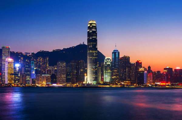 Vista noturnas dos arranha-céus de Hong Kong, Cidade-Estado ao sul da China (foto: Prachanart Viriyaraks/Flickr-Creative Commons)
