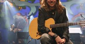 Lenine ensina a tocar “O Último Pôr do Sol” no violão