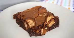 Três chocolates, zero erro: o brownie dos sonhos para fazer agora mesmo