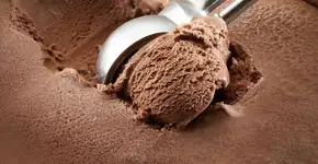 Sorvete de chocolate fácil com apenas 3 ingredientes