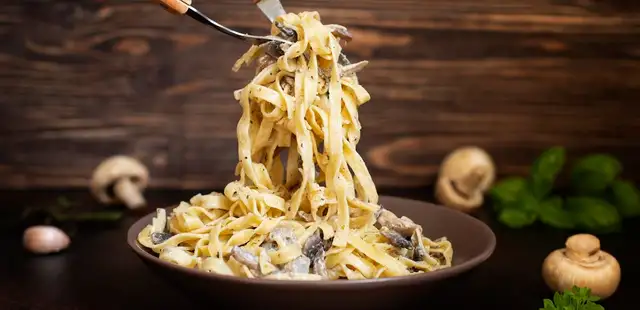 Macarrão com cogumelos: cremosidade e sabor garantidos