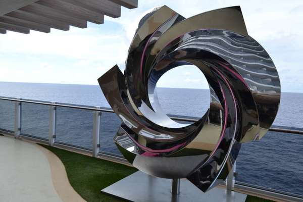 The Concourse é um jardim de esculturas ao ar livre, com obras projetadas por Alexander Krivosheiw 