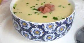 Sopa de batata com calabresa para mandar o frio pra longe