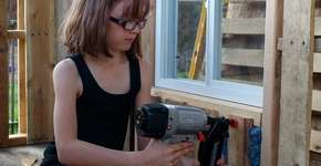 Ela só tem 9 anos e constrói abrigos para moradores de rua