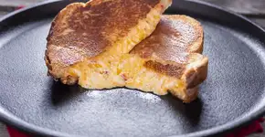 Pão com crosta de requeijão igual ao de padaria