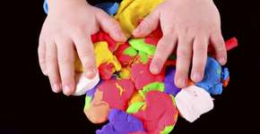 Saiba como fazer uma massinha caseira para brincar com as crianças