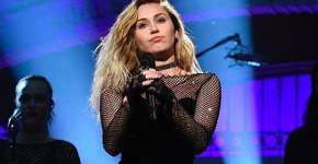 Miley Cyrus se apresenta com vestido brasileiro de R$13 mil