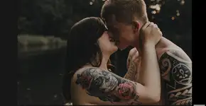 Mulher é demitida após ensaio sensual com noivo viralizar na web